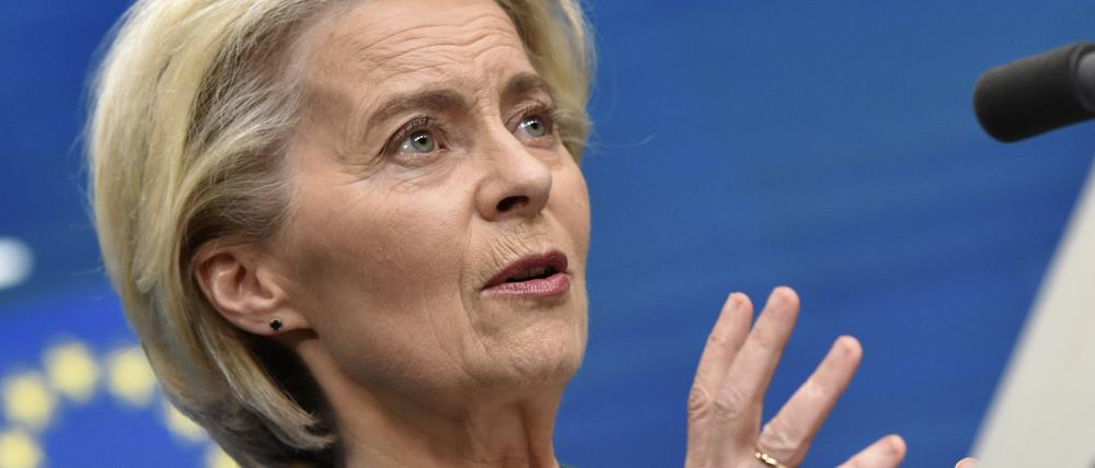 Die Präsidentin der Europäischen Kommission Ursula von der Leyen spricht während einer Pressekonferenz auf einem EU-Gipfel.