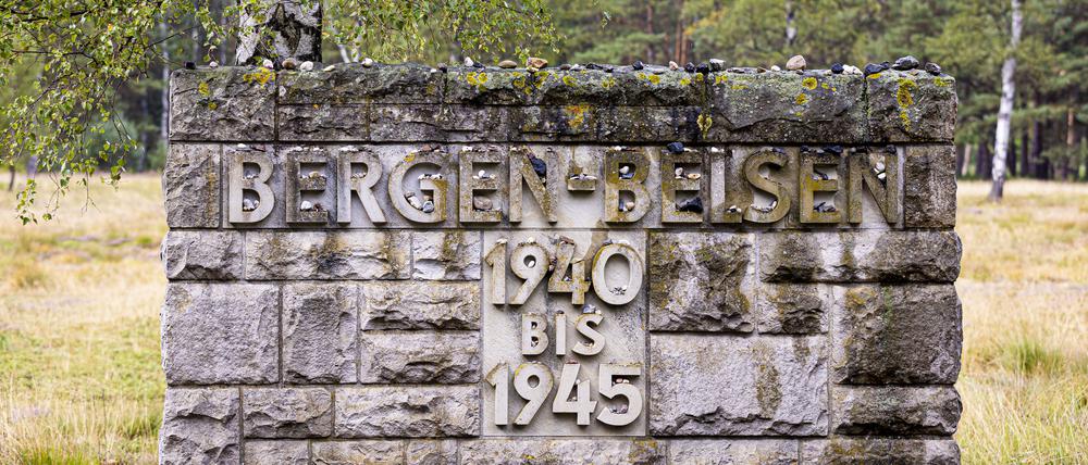 Steinwand auf dem Gelände der Gedenkstätte Bergen-Belsen im Landkreis Celle. Im April 1945 befreiten britische Truppen das Konzentrationslager Bergen-Belsen, in dem über 52.000 Menschen starben.