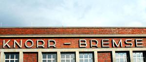 Rundgang mit Dr. Matthias Krug, Standortleiter der Zweigniederlassung Knorr-Bremse Berlin durch das Werk in der Georg-Knorr-Straße 4 in Berlin Marzahn. Fotografiert für die Rubrik "Made in Berlin" von Berlin Maximal. Arbeiter, Lehrling, Lehrlinge, Azubis, Werk, Bremsen, Herstellung, Betrieb, Angestellte Foto: Kitty Kleist-Heinrich