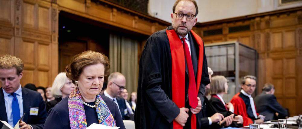 ARCHIV - 09.04.2024, Niederlande, Den Haag: Tania von Uslar-Gleichen (l), Justiziarin und Leiterin der Rechtsabteilung des Auswärtigen Amtes von Deutschland, am zweiten Tag der Anhörung vor dem Internationalen Gerichtshof. 