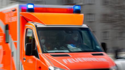 Ein Rettungswagen der Feuerwehr fährt auf einer Straße. (Symbolbild)