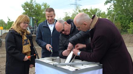 Juliane Witt, Quirin Graf Adelmann, Henry Kettenburg und Gordon von Godin bei der Grundsteinlegung für das neue Depot des DDR-Museums / Copyright: Nic Mattick