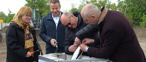 Juliane Witt, Quirin Graf Adelmann, Henry Kettenburg und Gordon von Godin bei der Grundsteinlegung für das neue Depot des DDR-Museums / Copyright: Nic Mattick