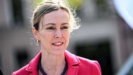 Manja Schreiner (CDU), Senatorin für Mobilität, Verkehr, Klimaschutz und Umwelt, bei der Eröffnung der Berliner Brunnensaison, am Feuerwehrbrunnen am Mariannenplatz. (Archivbild)