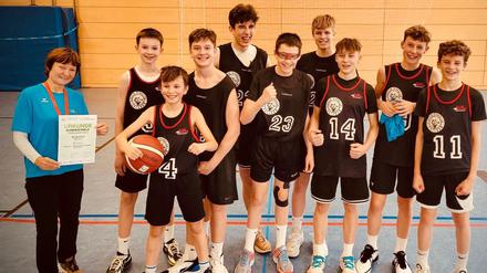 Die Basketballmannschaft WK III des Einstein-Gymnasiums Potsdam.