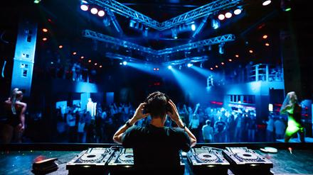 DJ im Club. Manche halten die Stille nach dem Set schlecht aus.