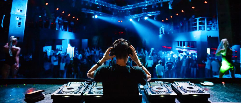 DJ im Club. Manche halten die Stille nach dem Set schlecht aus.