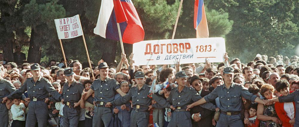 Die Einwohner von Stepanakert, zu Sowjetzeiten Hauptstadt von Berg-Karabach, begrüßen den russischen Präsidenten Boris Jelzin und den kasachischen Präsidenten Nursultan Nasabajew, am 21. September 1991.