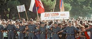 Die Einwohner von Stepanakert, zu Sowjetzeiten Hauptstadt von Berg-Karabach, begrüßen den russischen Präsidenten Boris Jelzin und den kasachischen Präsidenten Nursultan Nasabajew, am 21. September 1991.