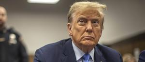 Der ehemalige Präsident Donald Trump sitzt im Gerichtssaal und wartet auf den Beginn seines Strafprozesses im Manhattan Criminal Court in New York am Freitag, 26. April 2024.