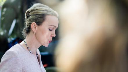 Manja Schreiner gibt ein Pressestatement zu ihrem Rücktritt als Berliner Senatorin für Mobilität, Verkehr, Klimaschutz und Umwelt. 