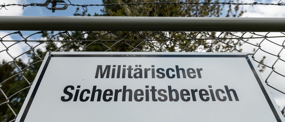 Ein Schild mit der Aufschrift „Militärischer Sicherheitsbereich“ hängt am Zaun einer Kaserne.
