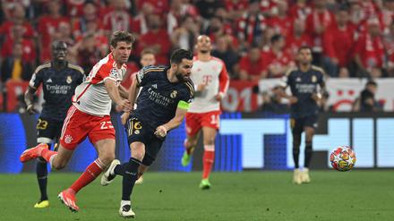 Thomas Müller (l.) vom FC Bayern im Duell mit Reals Nacho Fernandez.