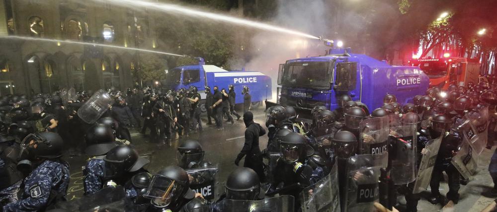 Die Bereitschaftspolizei setzt einen Wasserwerfer während einer Demonstration der Opposition gegen das „russische Gesetz“ in der Nähe des Parlamentsgebäudes in Tiflis, Georgien, ein. 