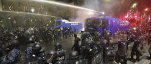Die Bereitschaftspolizei setzt einen Wasserwerfer während einer Demonstration der Opposition gegen das „russische Gesetz“ in der Nähe des Parlamentsgebäudes in Tiflis, Georgien, ein.
