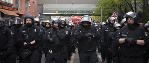 ARCHIV - 01.05.2023, Berlin: Zahlreiche Polizeibeamte sichern am 1. Mai 2023 auch in Kreuzberg den Zug der "Revolutionären 1. Mai-Demo" unweit des Kotti. (zu dpa: «Weiterhin Ermittlungen gegen Polizisten aus Mecklenburg-Vorpommern») Foto: Paul Zinken/dpa +++ dpa-Bildfunk +++