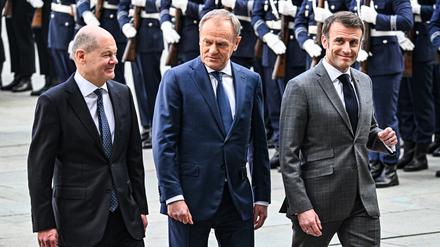 Bundeskanzler Olaf Scholz (SPD, l) empfängt Emmanuel Macron (r) und Donald Tusk.