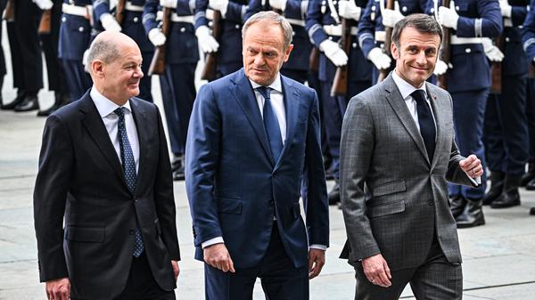 Bundeskanzler Olaf Scholz (SPD, l) empfängt Emmanuel Macron (r) und Donald Tusk.