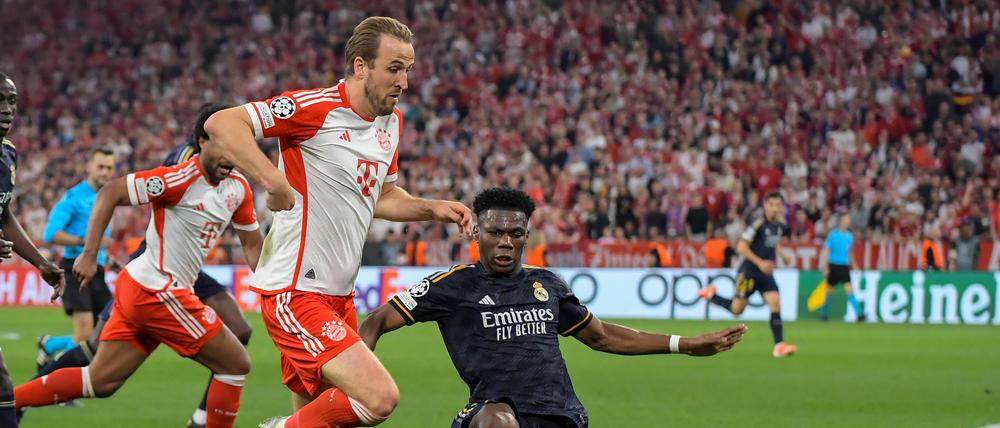 Bayerns Harry Kane (li.) traf per Elfmeter zum zwischenzeitlichen 2:1.