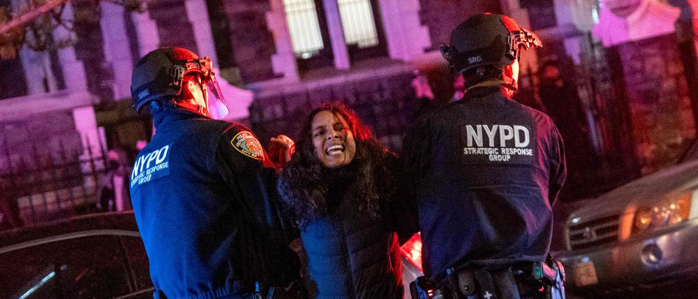 Ein Demonstrantin wird an der New Yorker Columbia University festgenommen.