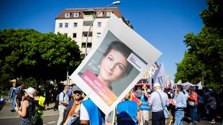 Ein Plakat des BSW (Bündnis Sahra Wagenknecht) bei einer Demonstration des DGB zum 1. Mai in Berlin.