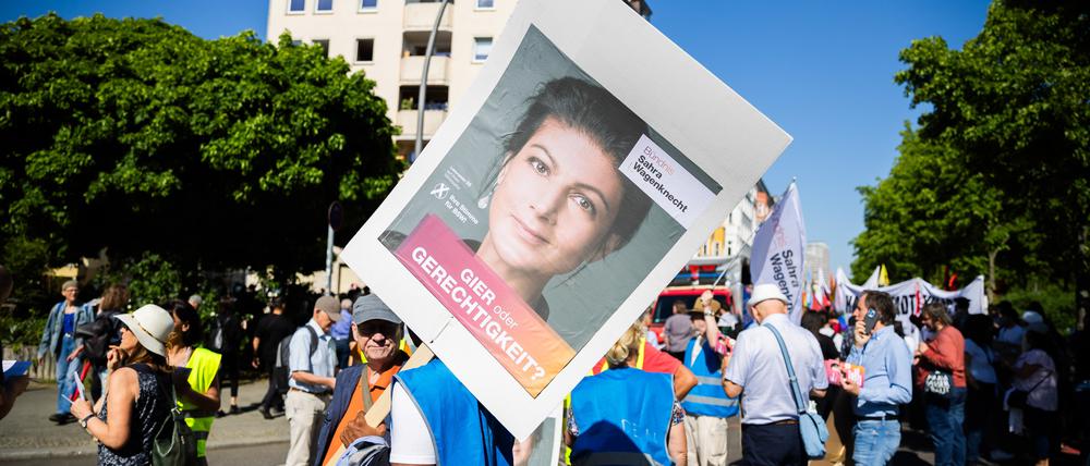 Ein Plakat des BSW (Bündnis Sahra Wagenknecht) bei einer Demonstration des DGB zum 1. Mai in Berlin.