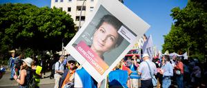 Ein Plakat des BSW (Bündnis Sahra Wagenknecht) bei einer Demonstration des DGB zum 1. Mai in Berlin.