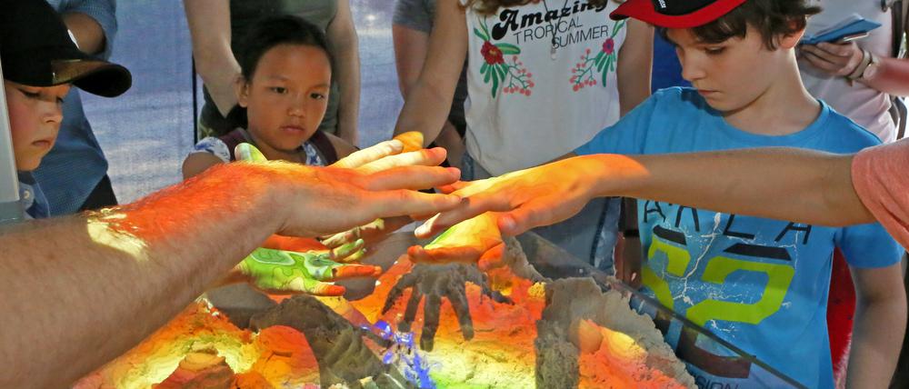 Auf dem Potsdamer Telegrafenberg können Kinder und Erwachsene mehr über die Funktion und Anwendung der Augmented Reality in der Geologie lernen.