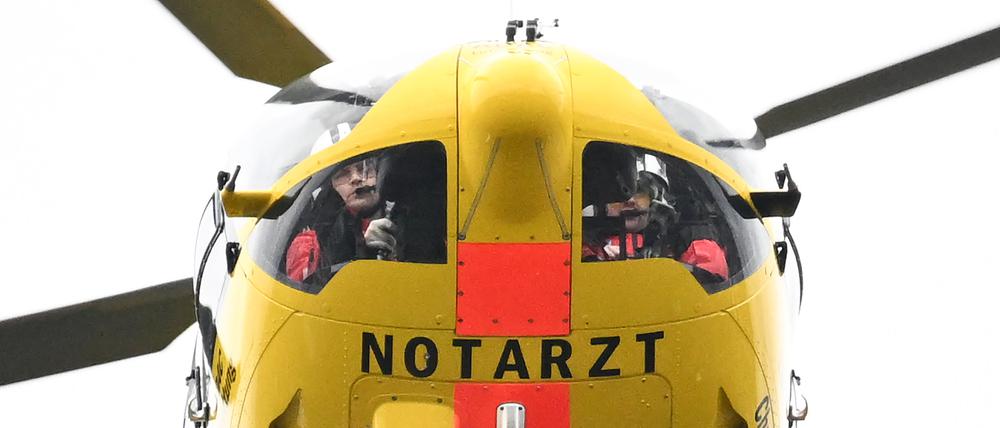 ARCHIV - 23.02.2023, Baden-Württemberg, Stuttgart: Ein Rettungshubschrauber des ADAC landet in Stuttgart. (zu dpa: «Rund 30 Verletzte bei Unfall mit Maiwagen in Südbaden») Foto: Bernd Weißbrod/dpa +++ dpa-Bildfunk +++