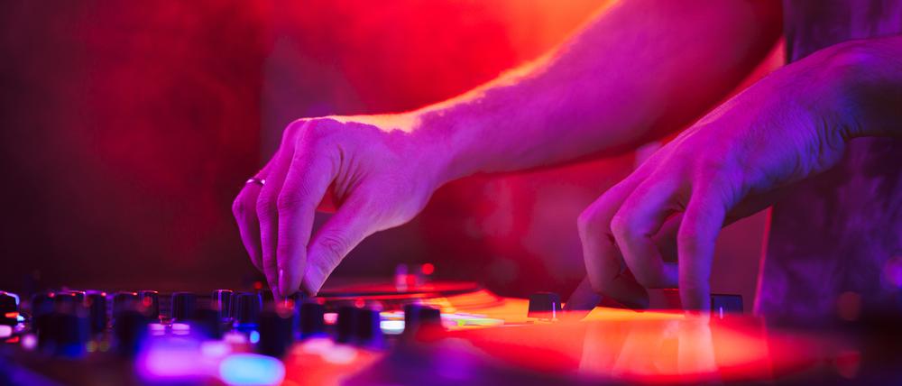 Ein DJ legt auf