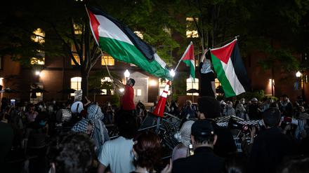 Pro-palästinensische Demonstranten durchbrechen eine Absperrung rund um ein Protest-Camp an der George Washington University in Washington, DC. 