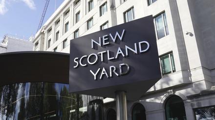 Das Schild von New Scotland Yard, dem Hauptsitz der Londoner Metropolitan Police. 