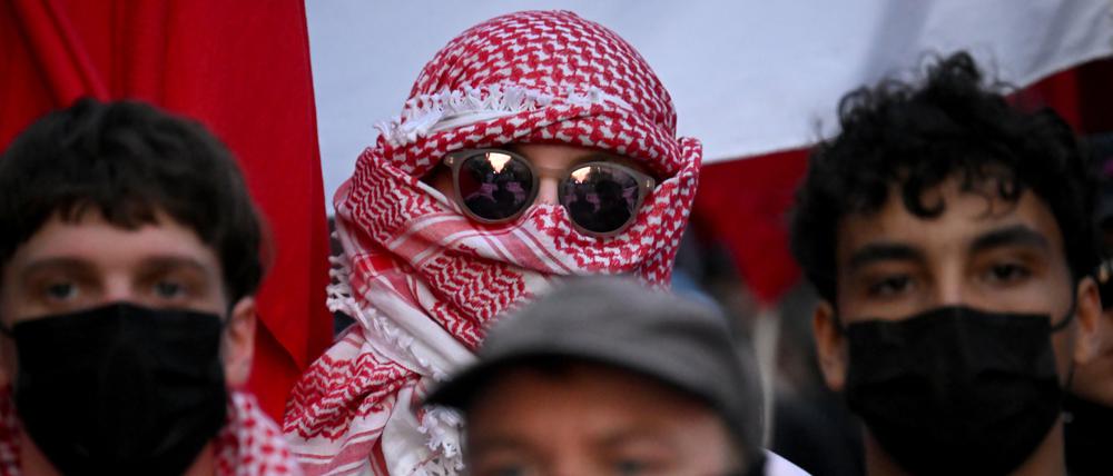 Ein Teilnehmer der „Revolutionären 1. Mai-Demonstration“.