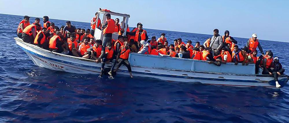 Ein von der libanesischen Armee zur Verfügung gestelltes Handout zeigt ein Boot mit mehr als 100 illegalen Einwanderern an Bord vor der Küste der nordlibanesischen Stadt Tripoli.