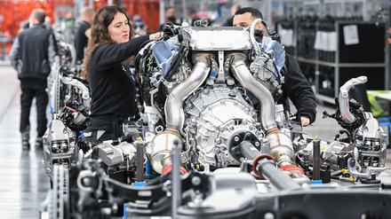 Mercedes-Produktion in Sindelfingen: Die deutschen Hersteller haben auf ihren wichtigsten Märkten in diesem Jahr weniger Fahrzeuge ausgeliefert.