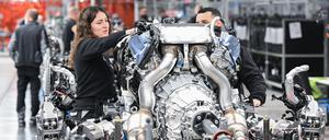Mercedes-Produktion in Sindelfingen: Die deutschen Hersteller haben auf ihren wichtigsten Märkten in diesem Jahr weniger Fahrzeuge ausgeliefert.