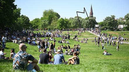 01.05.2024, Berlin: Menschen sitzen bei Sonnenschein im Görlitzer Park. Foto: Sebastian Christoph Gollnow/dpa +++ dpa-Bildfunk +++