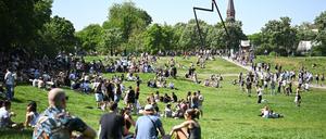 01.05.2024, Berlin: Menschen sitzen bei Sonnenschein im Görlitzer Park. Foto: Sebastian Christoph Gollnow/dpa +++ dpa-Bildfunk +++