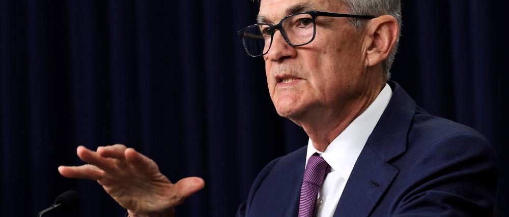 Jerome Powell, Chef der US-Notnebank Fed erklärt die Zinsentscheidung.