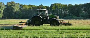Ein Landwirt mäht eine Wiese im brandenburgischen Wandlitz (Symbolbild).