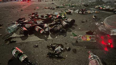 Leere Flaschen und Scherben liegen gegen Mitternacht nach den Partys und Demonstrationen vom 1. Mai in der Oranienstraße. 