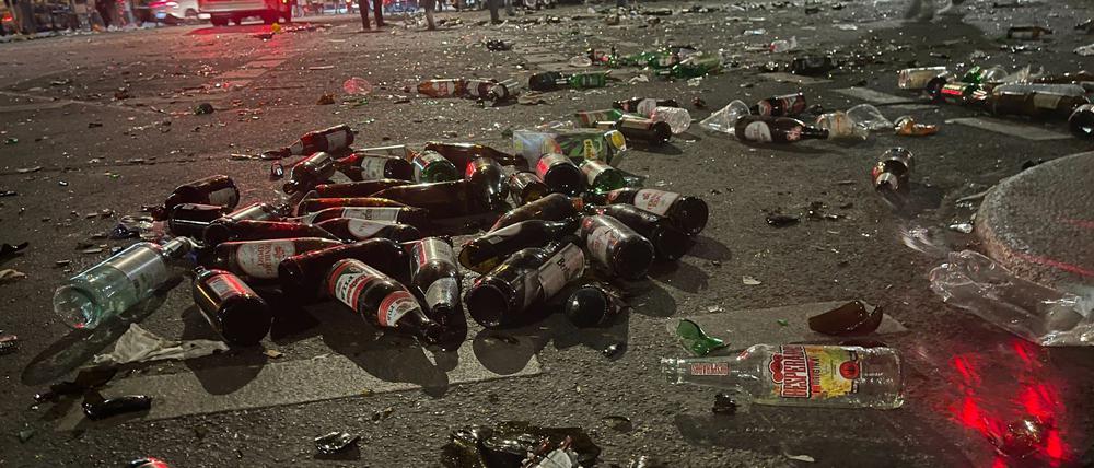 Leere Flaschen und Scherben liegen gegen Mitternacht nach den Partys und Demonstrationen vom 1. Mai in der Oranienstraße.