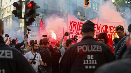 Revolutionäre 1. Mai Demonstration zieht durch Neukölln.