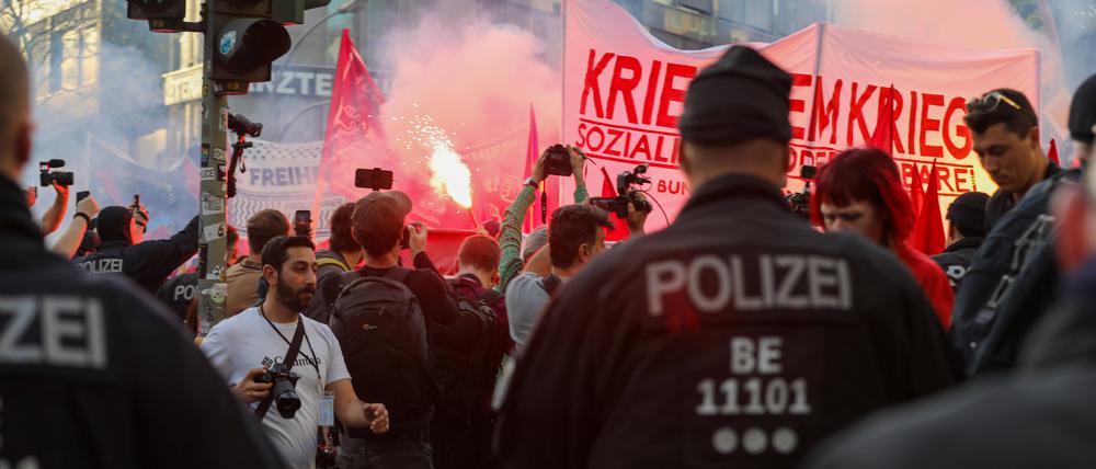 Revolutionäre 1. Mai Demonstration zieht durch Neukölln.