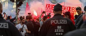 Revolutionäre 1. Mai Demonstration zieht durch Neukölln.