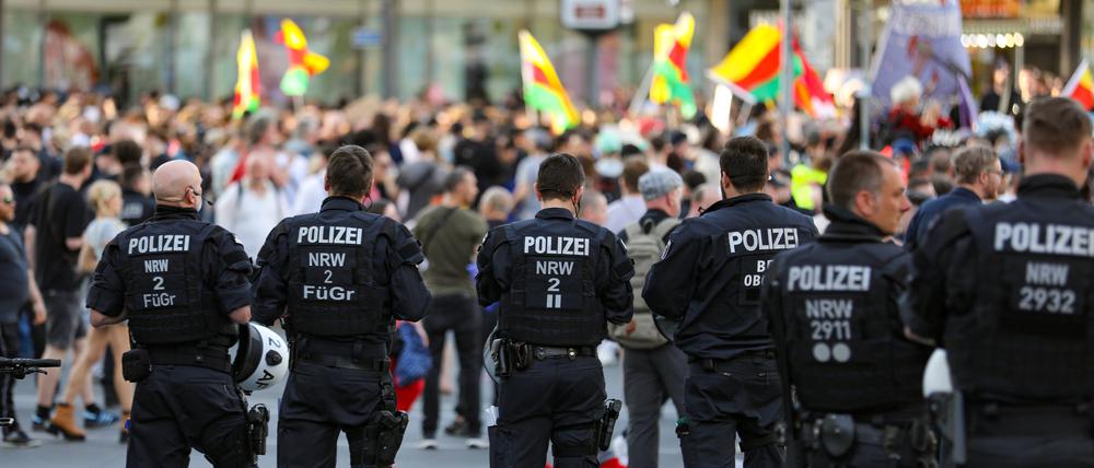 Polizisten bei der „Revolutionären 1. Mai-Demo“ in Berlin.