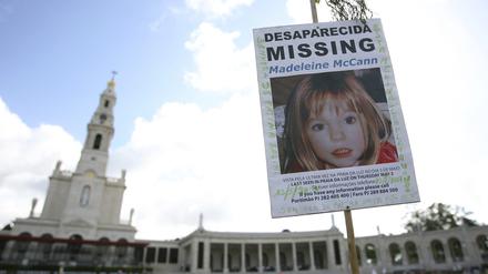 Ein Bild des vermissten britischen Mädchens Madeleine McCann, das aus dem portugiesischen Strandort Praia da Luz in der Algarve verschwunden ist, wird im Schrein von Fatima hochgehalten.
