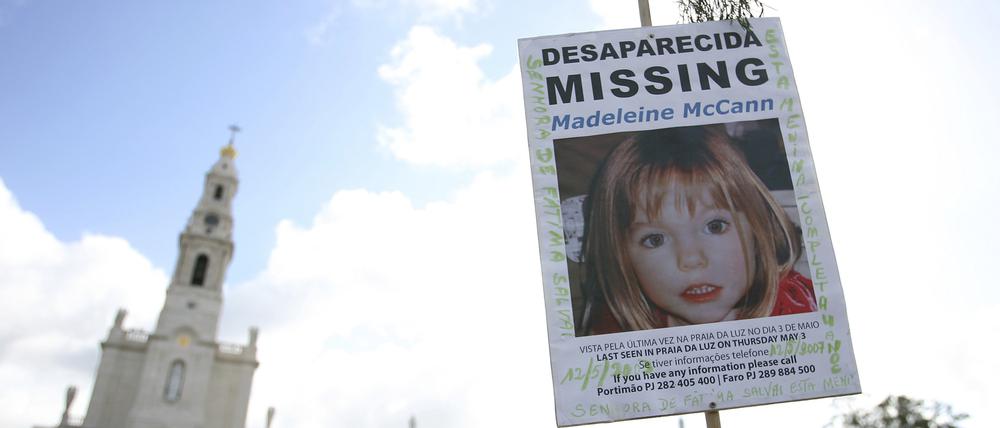Ein Bild des vermissten britischen Mädchens Madeleine McCann, das aus dem portugiesischen Strandort Praia da Luz in der Algarve verschwunden ist, wird im Schrein von Fatima hochgehalten.