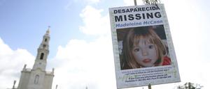 Ein Bild des vermissten britischen Mädchens Madeleine McCann, das aus dem Strandort Praia da Luz in der Algarve verschwunden ist, wird im Jahr 2007 hochgehalten.
