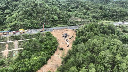 Verschüttete Pkw sind in den Schlammmassen in der Provinz Guangdong in China zu sehen.